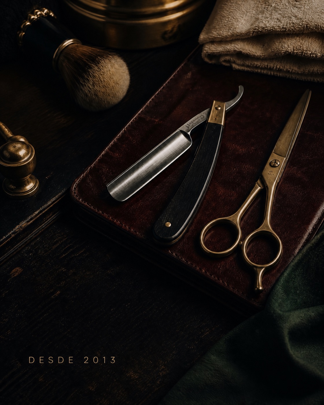 Desde 2013: herramientas de barbería clásica sobre cuero y madera.