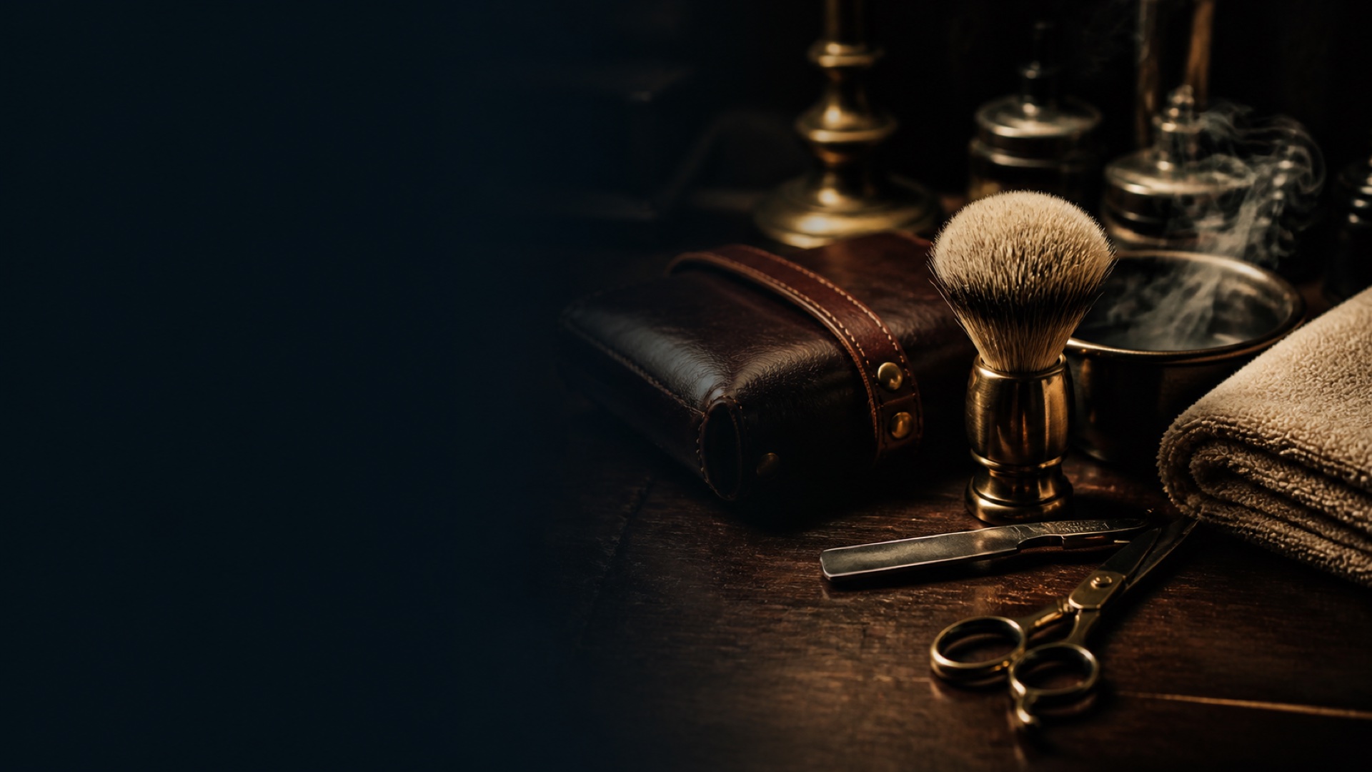 Herramientas clásicas de barbería, cuero y latón bajo una luz cálida.